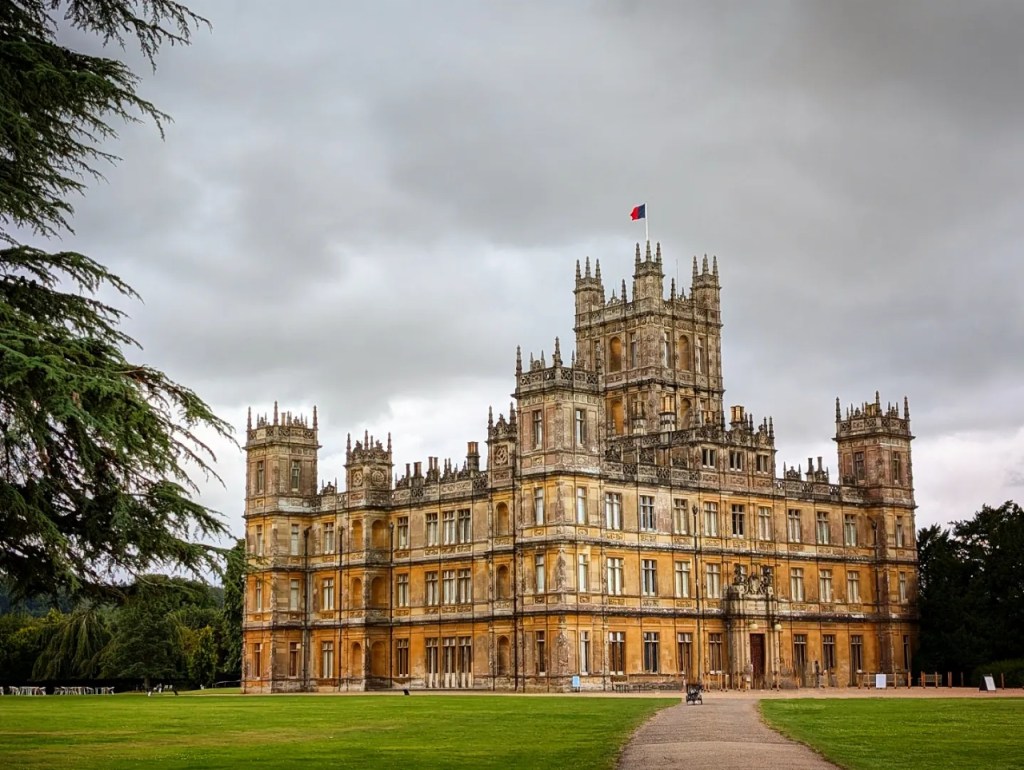 Photographie de Highclere Castle, célèbre château anglais utilisé comme décor principal de la série Downton Abbey.