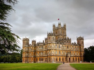 Photographie de Highclere Castle, célèbre château anglais utilisé comme décor principal de la série Downton Abbey.